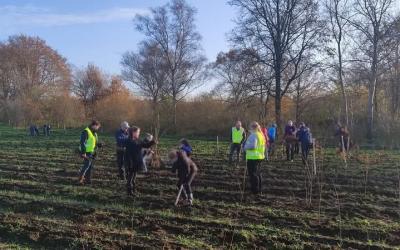 Kinderen planten nieuw bos aan